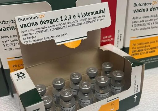 Ministério da Saúde orienta estados e municípios a manter estoques guardados de vacinas contra a dengue Ministério da Saúde orienta estados e municípios a manter estoques guardados de vacinas contra a dengue