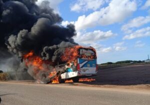 Ônibus fica destruído após pegar fogo na RJ-240, em São João da Barra Ônibus fica destruído após pegar fogo na RJ-240, em São João da Barra