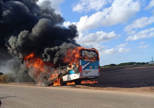 Ônibus fica destruído após pegar fogo na RJ-240, em São João da Barra Ônibus fica destruído após pegar fogo na RJ-240, em São João da Barra