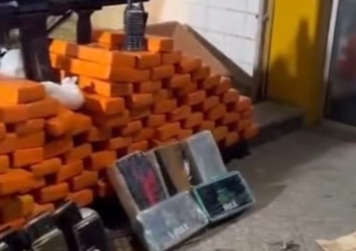Operação da PM apreende fuzis, drogas e prende dois suspeitos em Macaé Operação da PM apreende fuzis, drogas e prende dois suspeitos em Macaé