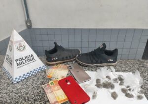 PM prende homem e apreende adolescente por tráfico de drogas em Campos