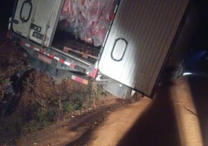 PM recupera caminhão de carnes roubado em Cardoso; motorista foi amarrado