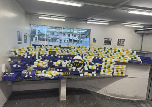 PRF encontra mais de 200 quilos de maconha escondidos em caminhão na BR-101, em Campos PRF encontra mais de 200 quilos de maconha escondidos em caminhão na BR-101, em Campos