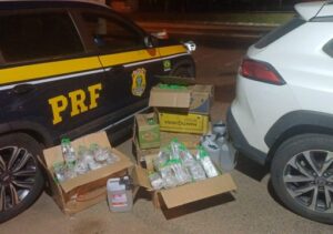 PRF prende homem e apreende mais de mil frascos de lança-perfume em Campos PRF prende homem e apreende mais de mil frascos de lança-perfume em Campos