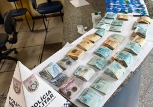 Polícia Militar prende dois suspeitos e apreende armas e drogas em São Francisco