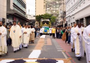 Procissão de Corpus Christi marca fim de tarde no Centro de Campos
