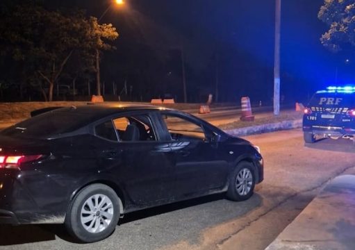 Veículo furtado em SP é recuperado pela PRF após perseguição em Campos Veículo furtado em SP é recuperado pela PRF após perseguição em Campos