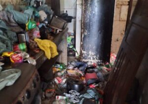 Vigilância em Saúde retira grande quantidade de lixo de casa de acumuladores, em São Fidélis