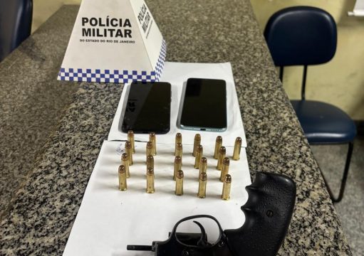 Após denúncia, PM prende três na praia de Santa Clara, em SFI; um suspeito apontou arma para policial Após denúncia, PM prende três na praia de Santa Clara, em SFI; um suspeito apontou arma para policial