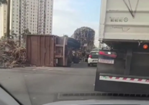 Caminhão com carga de cana-de-açúcar tomba no Trevo do Índio e deixa BR-101 congestionada
