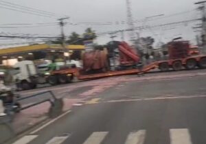 Carreta enguiça e bloqueia cruzamento das avenidas 28 de Março e Arthur Bernardes