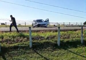 Carro bate em poste e interdita trecho da RJ-216, na Baixada Campista Carro bate em poste e interdita trecho da RJ-216, na Baixada Campista