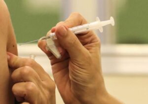 Centro de Imunização de Campos terá atendimento até as 15h nesta sexta-feira