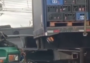 Colisão entre carretas deixa dois feridos na BR-101, no Parque Guarus Colisão entre carretas deixa dois feridos na BR-101, no Parque Guarus