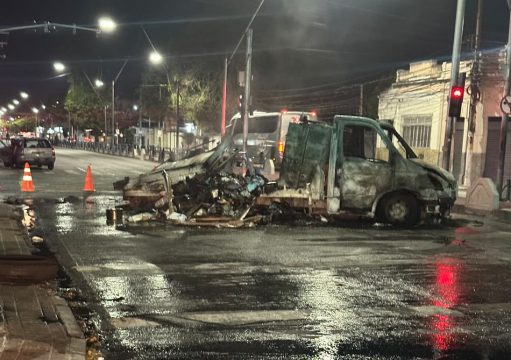 Colisão entre carros termina com veículo incendiado no Centro de Campos Colisão entre carros termina com veículo incendiado no Centro de Campos