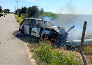 Crinança de 5 anos e homem morrem carbonizados após carro colidir com poste na RJ-196, em Quissamã