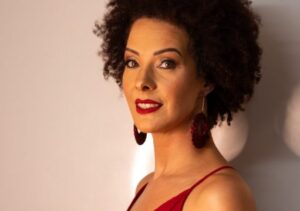 Daniele Souza estreia espetáculo autoral gratuito no Teatro Firjan SESI Campos Daniele Souza estreia espetáculo autoral gratuito no Teatro Firjan SESI Campos