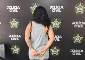 Detida em SFI: Mulher acusada de dar seis facadas na amante do ex-marido é presa após 13 anos foragida Detida em SFI: Mulher acusada de dar seis facadas na amante do ex-marido é presa após 13 anos foragida