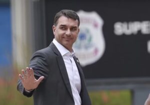 Flávio Bolsonaro lidera no Rio, mas tem empate técnico com Lula