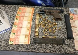 Homem é preso com arma de uso restrito e 60 munições no Parque Santa Helena, em Campos