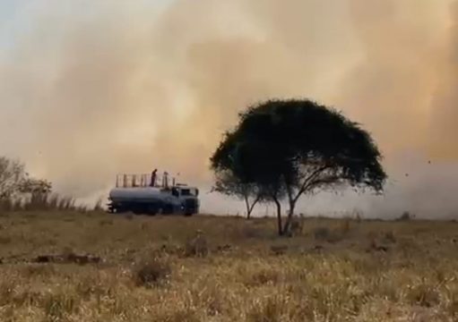 Incêndio de grandes proporções atinge terreno na Pecuária, em Campos Incêndio de grandes proporções atinge terreno na Pecuária, em Campos