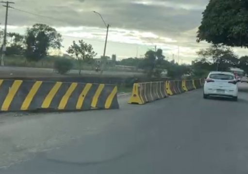 Isolamento em trecho onde pista cede às margens do Canal do Saco, em Campos, é reforçado Isolamento em trecho onde pista cede às margens do Canal do Saco, em Campos, é reforçado