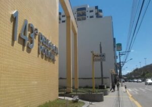 Mulher é presa por atacar a mãe com golpes de faca em Itaperuna Mulher é presa por atacar a mãe com golpes de faca em Itaperuna