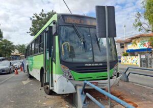 Ônibus invade ciclovia após acidente na Avenida 28 de Março e deixa feridos em Campos