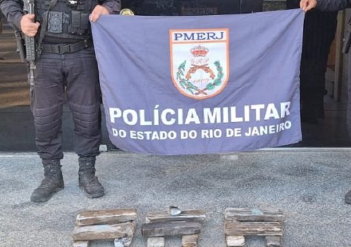 PM apreende 12 kg de maconha escondidos às margens de rio em São Fidélis PM apreende 12 kg de maconha escondidos às margens de rio em São Fidélis