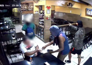 Pizzaria em Guarus é assaltada por dupla armada