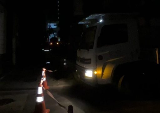 Poste com risco de queda é trocado no Centro de Campos Poste com risco de queda é trocado no Centro de Campos