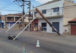Poste de sinalização cai em cruzamento entre Goytacazes e Tocos e assusta moradores Poste de sinalização cai em cruzamento entre Goytacazes e Tocos e assusta moradores