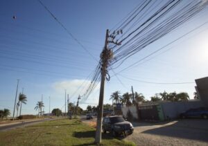 Postes inclinados preocupam moradores e motoristas