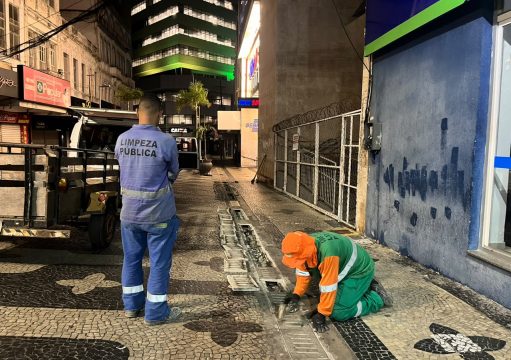 Prefeitura realiza ação de manutenção no Calçadão do Centro Histórico e Comercial de Campos Prefeitura realiza ação de manutenção no Calçadão do Centro Histórico e Comercial de Campos