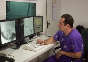 Procedimento pioneiro e minimamente invasivo é avaliado pelo neurocirurgião Elias Tanus