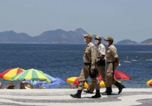 Rio lança operação permanente para combater comércio irregular nas praias da zona sul Rio lança operação permanente para combater comércio irregular nas praias da zona sul