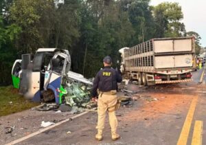 Acidente entre micro-ônibus e carreta deixa 23 mortos e cinco feridos no Paraná Acidente entre micro-ônibus e carreta deixa 23 mortos e cinco feridos no Paraná