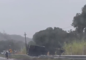 Caminhão colide contra poste e tomba às margens da BR-101, em Ibitioca Caminhão colide contra poste e tomba às margens da BR-101, em Ibitioca