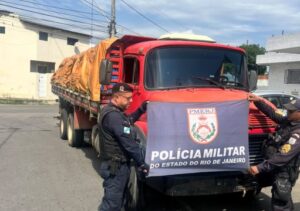 Caminhão que transportava ração para cavalos é roubado em São Fidélis e recuperado em Campos
