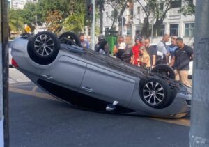 Carro capota na Pelinca e reacende debate sobre sinalização e segurança Carro capota na Pelinca e reacende debate sobre sinalização e segurança