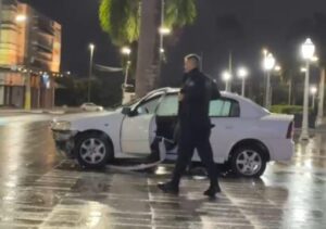Carro invade Praça São Salvador e destrói banco durante acidente em Campos