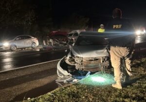 Cinco pessoas ficam feridas em acidente entre caminhão e dois carros na BR-101 em Campos