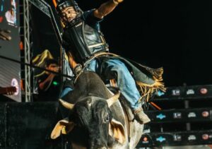 Companhia de rodeio traz competição estadual à arena do Parque de Exposições de Campos