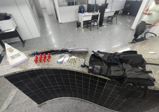 Espingarda apreendida e pedra contra a Polícia Militar durante ação no Parque Santa Clara, em Campos Espingarda apreendida e pedra contra a Polícia Militar durante ação no Parque Santa Clara, em Campos