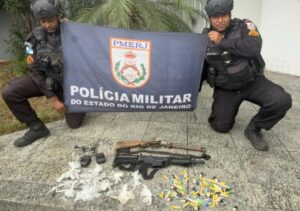 Espingarda, réplica de fuzil e drogas são apreendidas no Parque Santa Rosa, em Campos