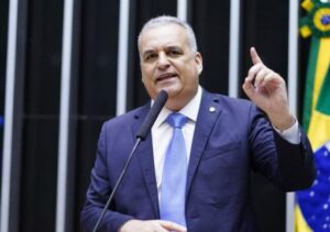 Flávio Bolsonaro anuncia deputado Alfredo Gaspar como vice na chapa à Presidência