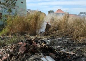 Fogo em terreno baldio mobiliza bombeiros ao lado da Cidade da Criança