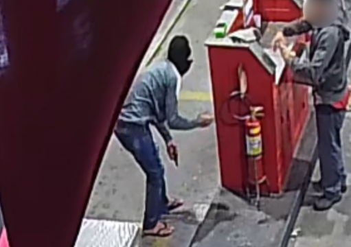 Frentista é rendido por homem armado durante assalto a posto de combustíveis em Campos Frentista é rendido por homem armado durante assalto a posto de combustíveis em Campos