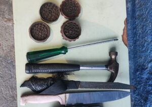 Guarda apreende facas, alicates e material para consumo de drogas na área central de Campos