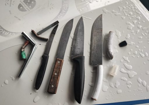 Guarda apreende facas e objetos usados para consumo de drogas durante patrulhamento em Campos Guarda apreende facas e objetos usados para consumo de drogas durante patrulhamento em Campos